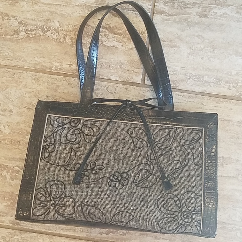 Liz Claiborne / MultiPocket Embroidery DetailPurse